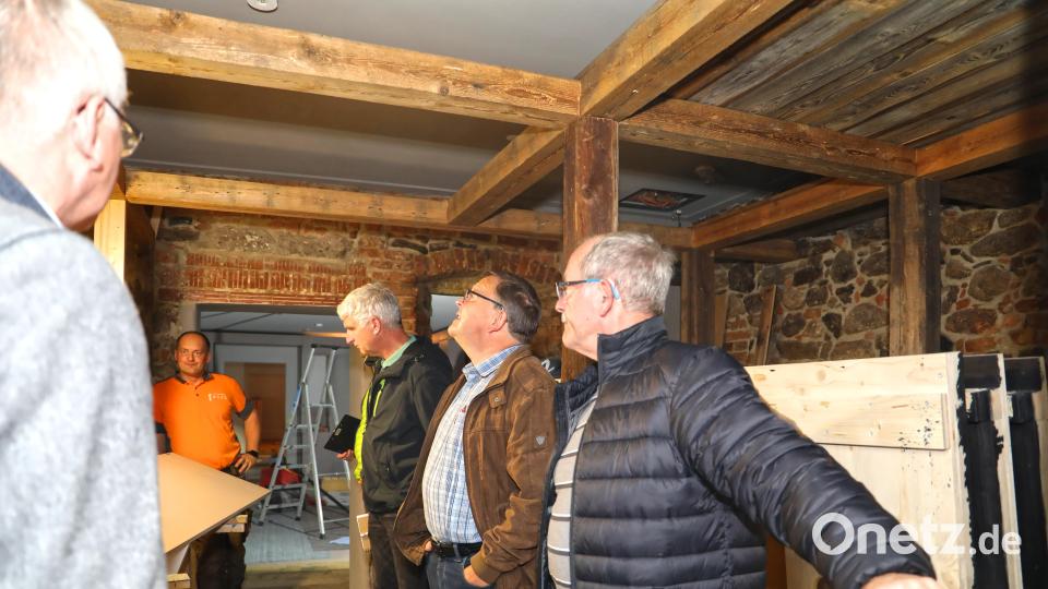 Die Einrichtungsarbeiten für das Museum in der Alten Schmiede laufen auf Hochtouren. Der Bauausschuss mit Bürgermeister Johannes Reger machte sich ein Bild von den Arbeiten. Bild: njn