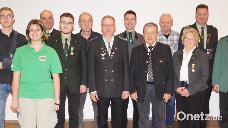 Der neue Vorstand des Schützengaus setzt sich aus (von rechts) Johann Dirrigl, Martin Eules, Inge Kraus, Max Peither, Erich Zerbian, Stefan Gradl, Klaus Ketzler, Albert Sittl, Marc Zenger, Wolfgang Bauer, Nele Scharf und Thomas Köppl zusammen. Bild: Schlosser/exb