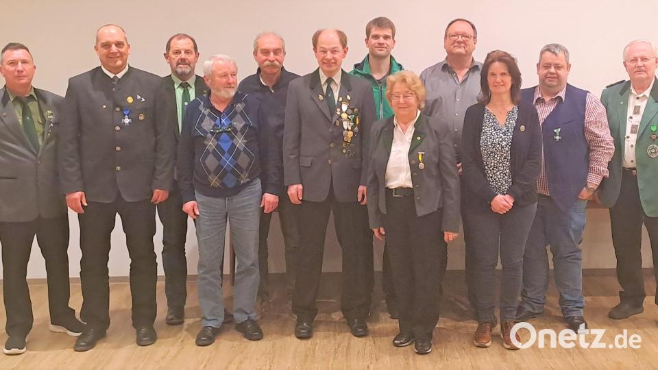 Zahlreiche Mitglieder wurden bei der Versammlung des Schützengaus Nabburg geehrt. Das Bild zeigt (von rechts) Johann Dirrigl, Florian Friedl, Karin Ruhland, Eduard Delling, Inge Kraus, Josef Hanauer, Dietmar Pösl, Albert Sittl, Hans Eckl, Ulli Götz, Wolfgang Bauer und Hans Schlosser. Bild: Schlosser/exb