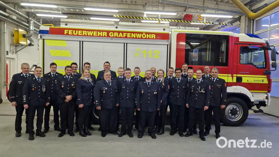 Vom Realeinsatz nahtlos zur Leistungsprüfung: Die 17 Feuerwehrmitglieder der FFW Grafenwöhr mit den Schiedsrichtern Rainer Kopp (von links), Max Obermeier und Wolfgang Schwarz (rechts). Bild: Johannes Pappenberger, Feuerwehr Grafenwöhr/exb