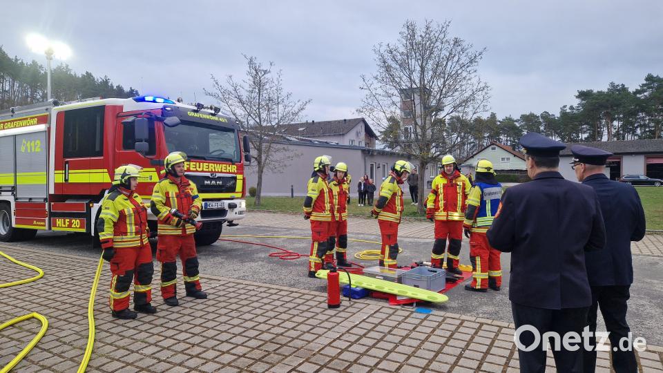Wie bei einem echten Verkehrsunfall musste innerhalb eines engen vorgegebenen Zeitrahmens die Unfallstelle abgesichert sowie der Brandschutz sichergestellt werden. Alle benötigten Gerätschaften wurden dazu auf einer speziellen Plane vorbereitet. Bild: Johannes Pappenberger, Feuerwehr Grafenwöhr/exb