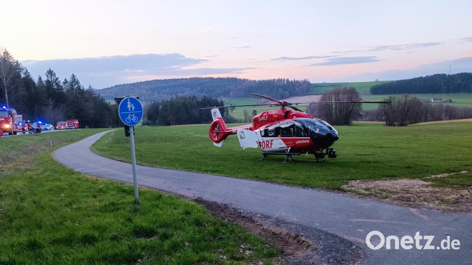 Auch der Rettungshubschrauber wurde angefordert. Die Unfallverursacherin hatte sich schwere, aber offenbar keine lebendbedrohlichen Verletzungen zugezogen. Bild: nic
