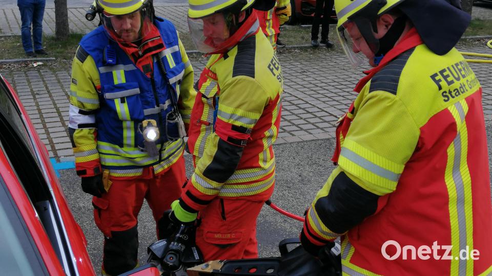 Wie bei einem echten Verkehrsunfall musste innerhalb eines engen vorgegebenen Zeitrahmens die Unfallstelle abgesichert sowie der Brandschutz sichergestellt werden. Alle benötigten Gerätschaften, um die eingeklemmte Person zu befreien, wurden dazu auf einer speziellen Plane vorbereitet. Bild: Marco Arnold, Feuerwehr Grafenwöhr/exb