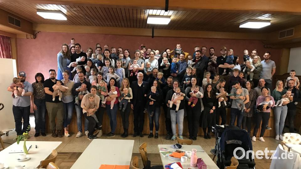 So viele Neugeborene wie noch nie können die Bürgermeister Bernhard Lindner (Mitte) und Evi Höllerer (Zweite von links) in der Marktgemeinde Hahnbach begrüßen. Bild: mma