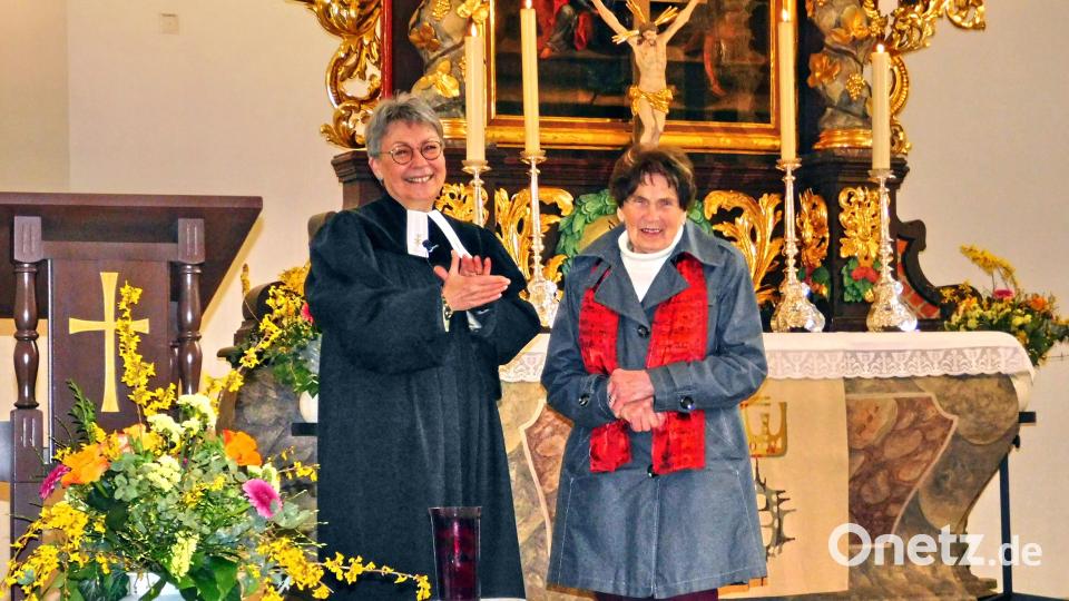 Für 42 Jahre an der Orgel klatschte auch Pfarrerin Friederike Steiner Frieda Graf Beifall (von links). Bild: whü