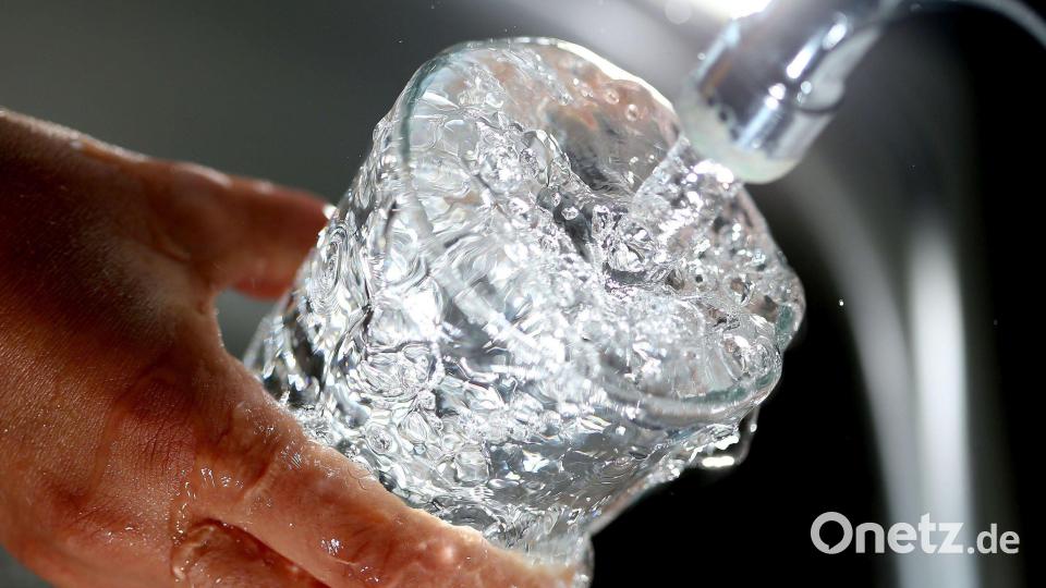 Wie die Sulzbach-Rosenberger Stadtwerke informieren, ist Trinkwasser das bestkontrollierte Lebensmittel. Für dessen Bereitstellung muss der städtische Eigenbetrieb alljährlich viele Aufgaben erledigen – regelmäßige Qualitätskontrollen sind dabei nur ein Teilaspekt. Bild: Oliver Berg/dpa