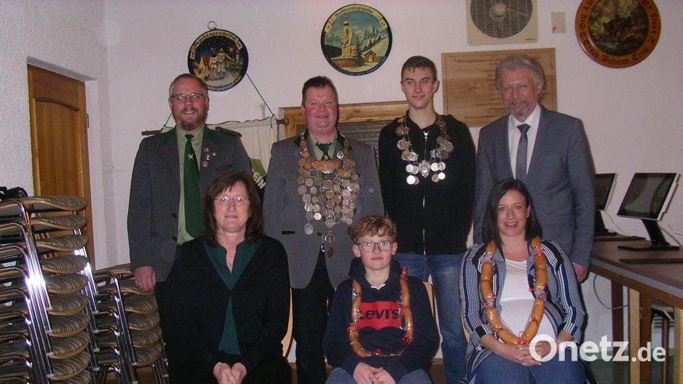Der Schützenverein Wildenau würdigte seine neuen Schützenkönige. Im Bild: (von links) Schützenmeister Stephan Trautner, Sportleiterin Angela Petersohn, neuer Schützenkönig Wolfgang Mark, Vorjahresjugendkönig Luis Krapf, neuer Jugendkönig Ben Dumler, Vorjahreskönigin Ina Merkl und Bürgermeister Lothar Müller. Bild: Wilhelm Trisl/exb