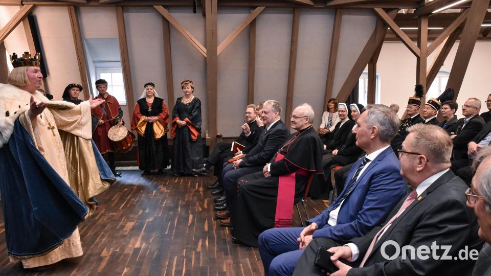 Auch König Rupprecht (links) gab sich bei der Segnung im Kultur-Schloss Theuern die Ehre. Bild: Stephan Huber