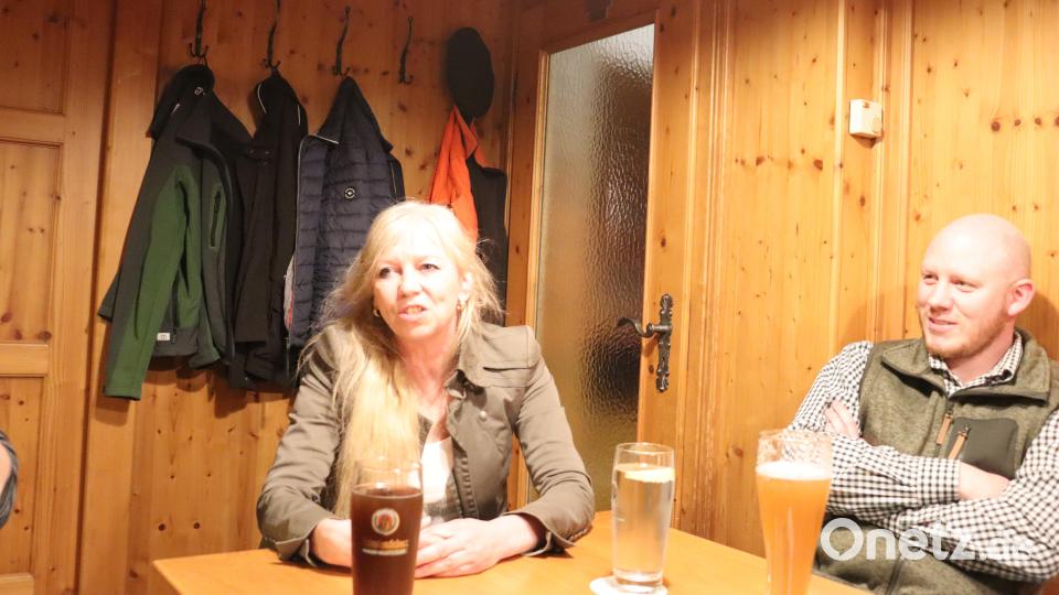 Zweite Vorsitzende Annette Gleißner vom Verein Rehkitzrettung Tirschenreuth gab Einblicke in die Arbeit des Vereins. Johannes Ständer hörte interessiert zu. Bild: Norbert Höfler/exb
