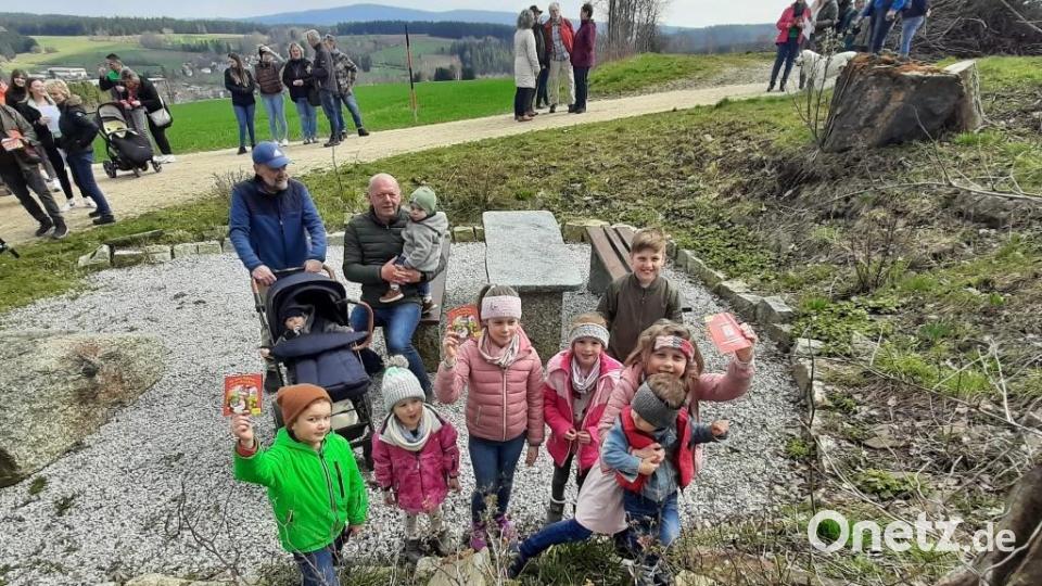 Die Teilnehmer an der Familienwanderung, darunter auch viele Jugendliche und Kleinkinder. Bild: soj