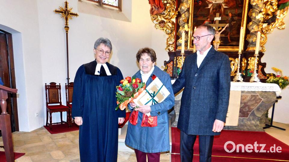 Pfarrerin Friederike Steiner (links) und Vertrauensmann Werner Schlöger hatten für Frieda Graf Geschenke mitgebracht. Bild: whü