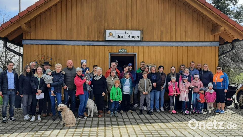 Die Teilnehmer an der Familienwanderung, darunter auch viele Jugendliche und Kleinkinder. Bild: soj