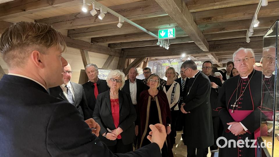 Bischof Rudolf Voderholzer beim Rundgang durch das Schloss Theuern. Bild: Christine Hollederer