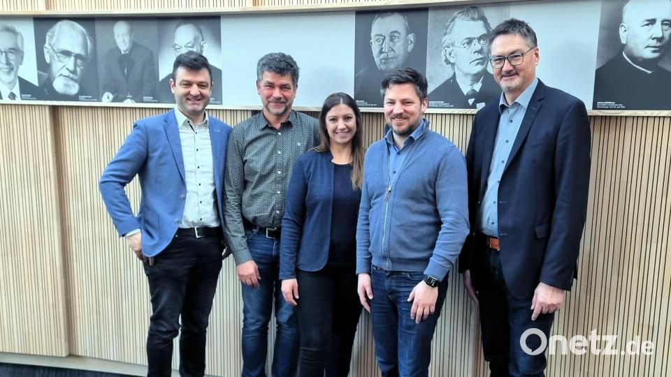 Vertreter des Wasserwirtschaftsamts besuchten die VG Schwarzenfeld: (von Links) Christian Götz, Bernhard Rom, Sophia Schreiner, Bürgermeister Peter Neumeier (Markt Schwarzenfeld) und Bürgermeister Hans Prechtl (Gemeinde Stulln). Bild: Bartl-Schöls/exb