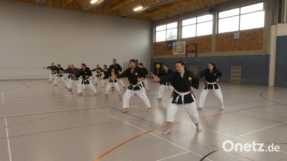 Gemeinsames Üben der Grundtechniken. Bild: rn