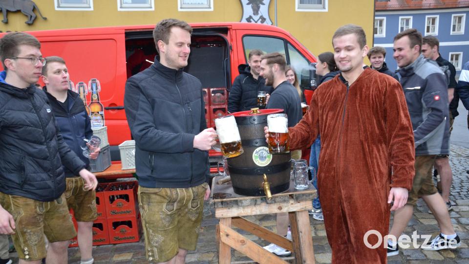 Auf das Gelingen des Jubelfestes vom 24. bis 25. Juni stoßen die beiden Vorsitzenden Quirin Sax (rechts) und Johannes Hartinger (links) an. Bild: gi