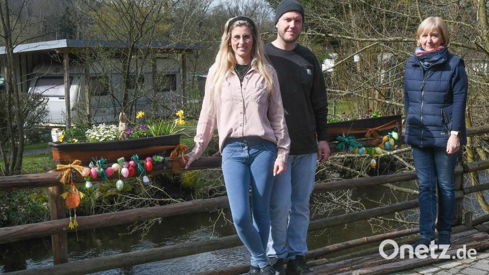 Celina Dinger (links) mit Ehemann Daniel und Schwiegermutter Petra Dinger. Bild: Gabi Schönberger