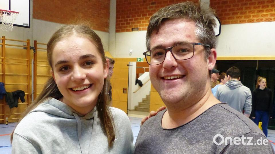 Tamina Burkert und Wastl Weber freuten sich über den Volkstanzkurs in der Kastler Schulturnhalle, da sie als Kirwaleit bestens für die kommende Kirwasaison gerüstet sind. Bild: jp