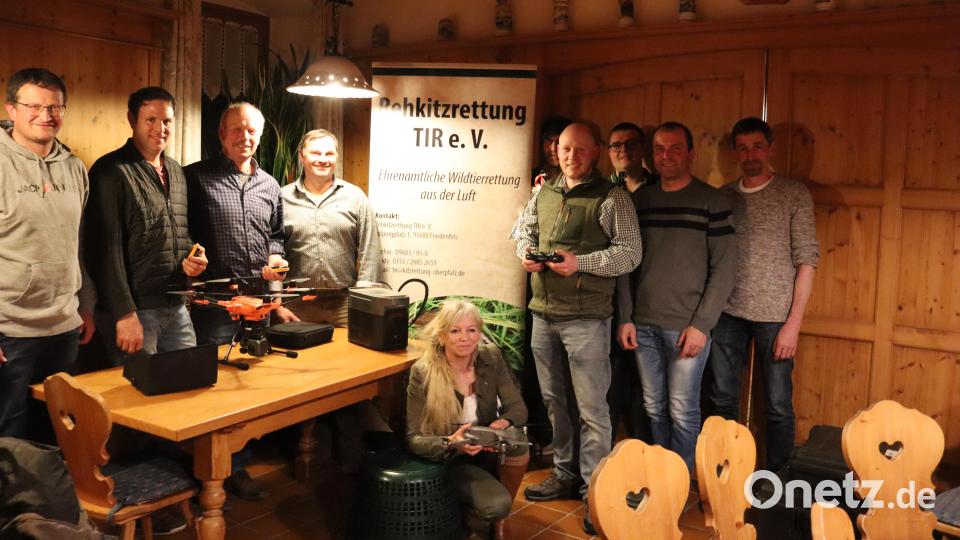 Zweite Vorsitzende Annette Gleißner vom Verein Rehkitzrettung Tirschenreuth (vorne) informierte (von links) Thomas Scharnagl, Martin Zintl, Josef Schuller, Mähgemeinschafts-Geschäftsführer Alexander Weigl, Hans Joachim Balk, Johannes Ständer, Sebastian Thoma, Mathias Bäuml und Martin Adam über ihren Verein. Bild: Norbert Höfler/exb