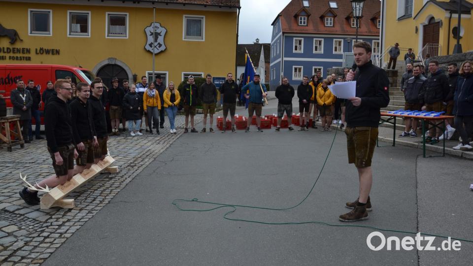 Obligatorisch mussten die Pleysteiner mit Vorsitzendem Quirin Sax (Mitte) auf dem Holzscheit knien und bei Vorsitzendem Johannes Hartinger um die Übernahme der Patenschaft zu bitten. Bild: gi