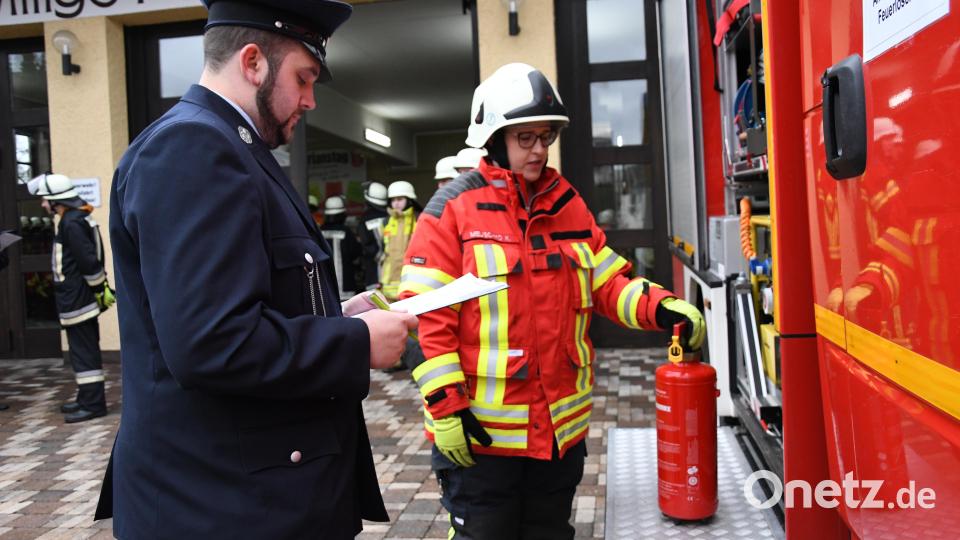 Kerstin Melischko (rechts) von der Feuerwehr Schirmitz erklärte die Bedienung eines Handfeuerlöschers. Bild: hcz
