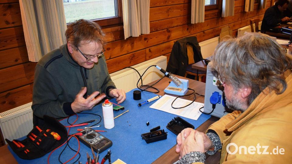 Reparateure von ZEN in Ammerthal bei einem Repair-Café in Aktion. Diese beliebte Reihe wird auch während der Klimaschutzwochen im Landkreis Amberg-Sulzbach angeboten. Archivbild: oe