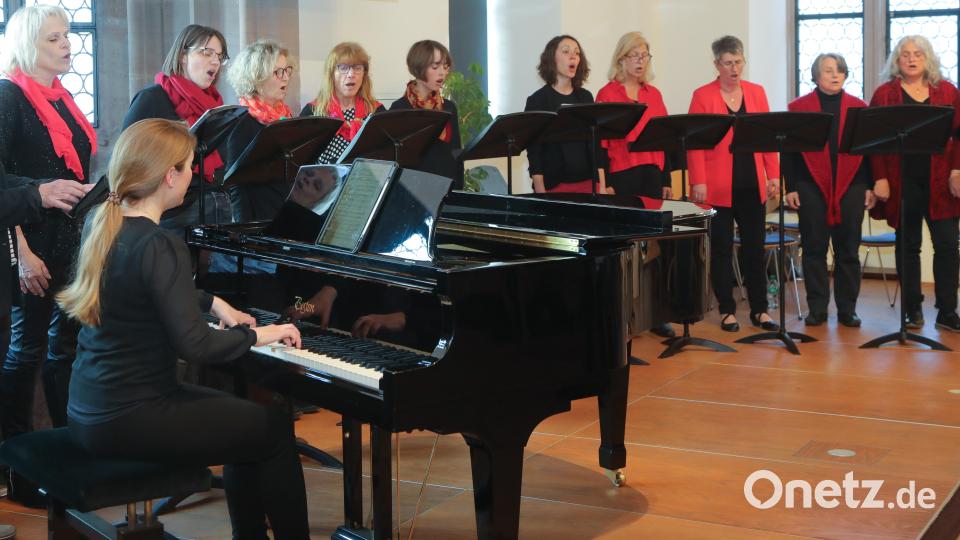 Der Chor Herznote der Städtischen Sing- und Musikschule umrahmte die Buchpräsentation im Rathaus. Bild: Wolfgang Steinbacher