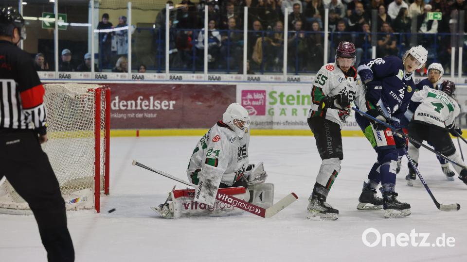 Szenen aus dem ersten Play-off-Finale zwischen den Blue Devils Weiden (blaue Trikots) und den Starbulls Rosenheim. Bild: Tobias Neubert