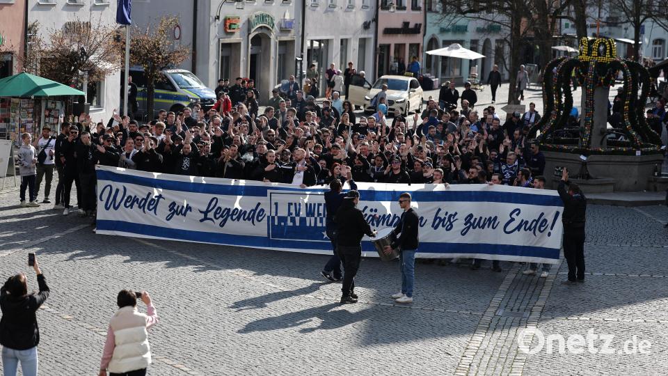 Szenen aus dem ersten Play-off-Finale zwischen den Blue Devils Weiden (blaue Trikots) und den Starbulls Rosenheim. Bild: Tobias Neubert