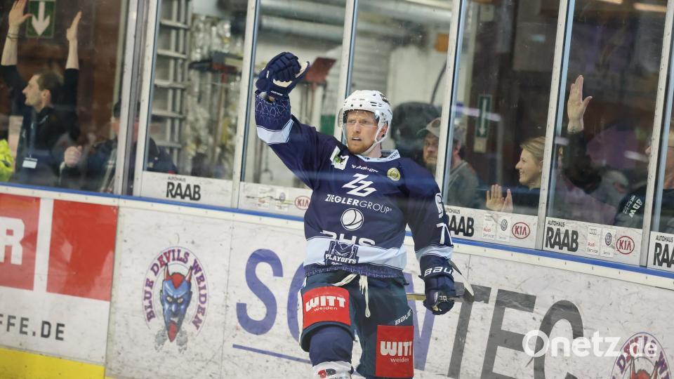 Szenen aus dem ersten Play-off-Finale zwischen den Blue Devils Weiden (blaue Trikots) und den Starbulls Rosenheim. Bild: Tobias Neubert