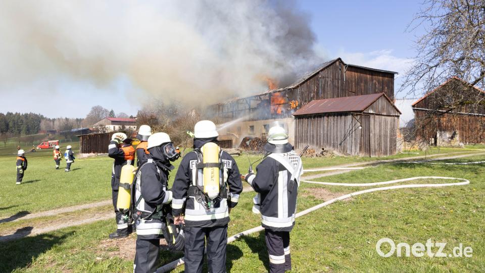 Eine Scheune stand in Pfaben in Flammen. Bild: Roland Wellenhoefer