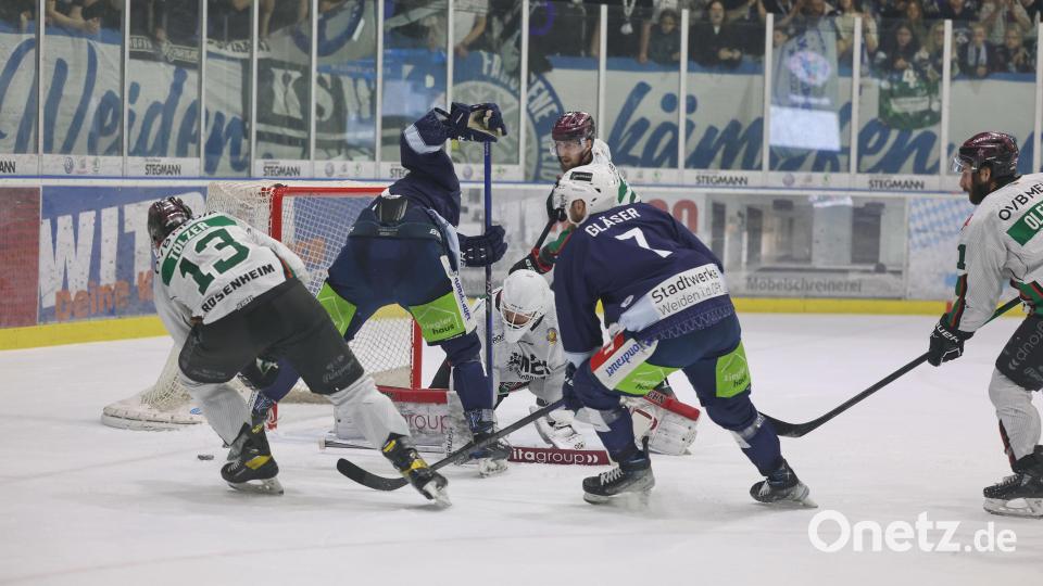 Szenen aus dem ersten Play-off-Finale zwischen den Blue Devils Weiden (blaue Trikots) und den Starbulls Rosenheim. Bild: Tobias Neubert