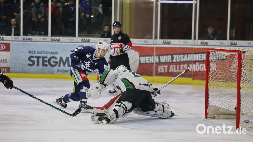 Edgars Homjakovs (links) erzielte im zweiten Drittel den Treffer zum zwischenzeitlichen 1:1-Ausgleich für die Blue Devils im ersten Play-off-Finale gegen die Starbulls Rosenheim. Bild: Tobias Neubert