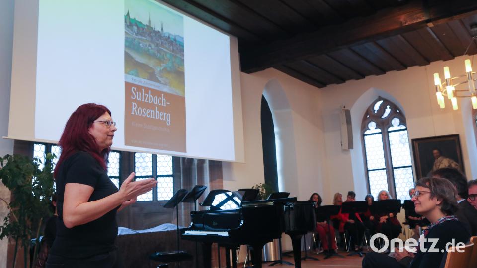 Autorin Patrizia Zimmermann erläuterte im Rathaussaal von Sulzbach-Rosenberg die Entstehungsgeschichte ihres Erstlingswerks. Bild: Wolfgang Steinbacher