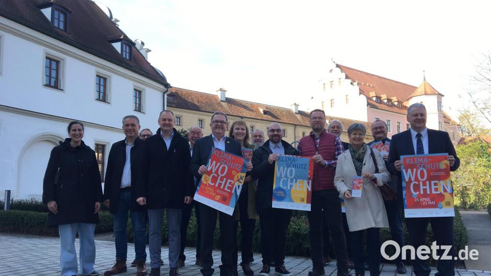 Bei der Eröffnung der 6. Klimaschutzwochen im Landratsamt Amberg-Sulzbach stellten die Initiatoren die Programmpunkte vor. Bild: Maximilian Hohlheimer