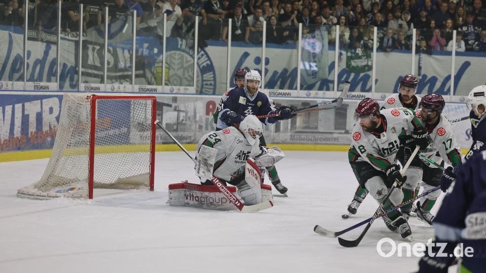 Szenen aus dem ersten Play-off-Finale zwischen den Blue Devils Weiden (blaue Trikots) und den Starbulls Rosenheim. Bild: Tobias Neubert