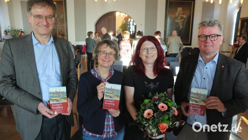 Buchpräsentation &quot;Kleine Stadtgeschichten&quot; von Patrizia Zimmermann im Rathaussaal von Sulzbach-Rosenberg mit (von links) Verleger Fritz Pustet, Lektorin Andrea Schindelmeier, Autorin Patrizia Zimmermann und Bürgermeister Michael Göth. Bild: Wolfgang Steinbacher
