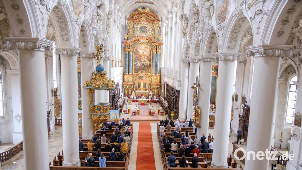 Die Kunstformen im Inneren der Pfarrkirche St. Georg werden in der Festschrift hervorgehoben. Bild: Scharl