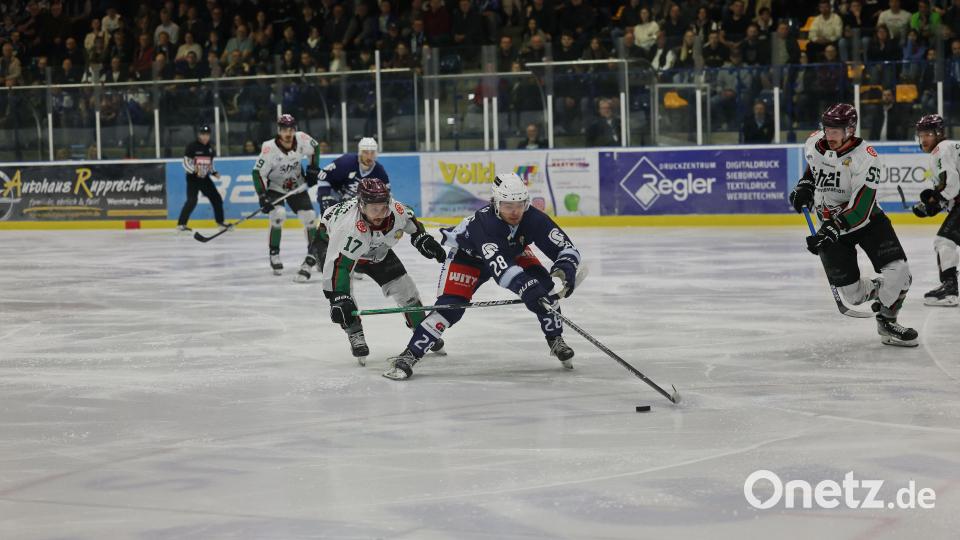 Szenen aus dem ersten Play-off-Finale zwischen den Blue Devils Weiden (blaue Trikots) und den Starbulls Rosenheim. Bild: Tobias Neubert