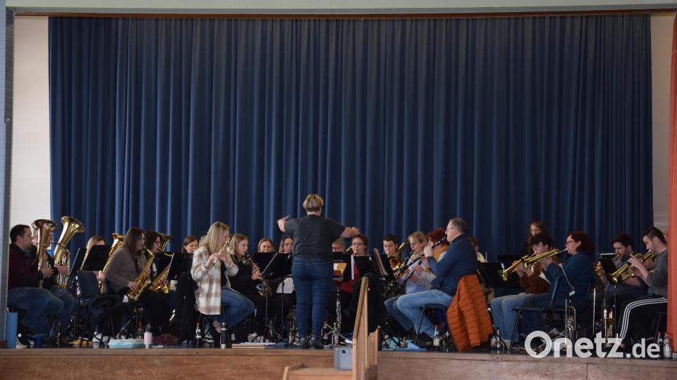 Der Platz auf der Bühne in der Turnhalle reicht gerade so für die rund 30 Musikanten der Trachtenkapelle Waldthurn. Bild: fla