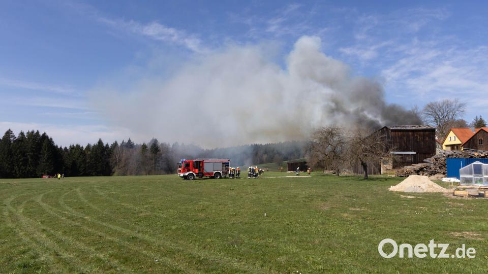 Eine Scheune stand in Pfaben in Flammen. Bild: Roland Wellenhoefer