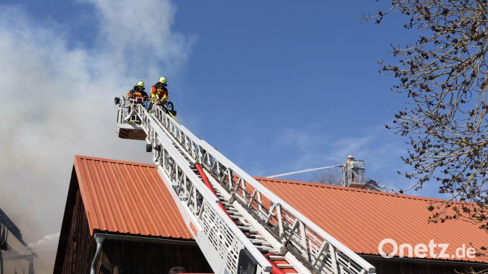 Eine Scheune stand in Pfaben in Flammen. Bild: Roland Wellenhoefer