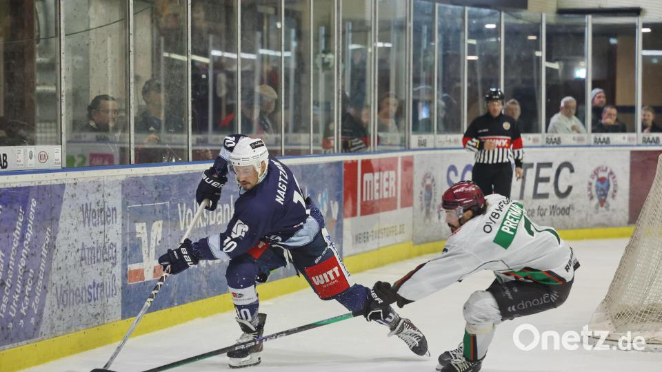 Szenen aus dem ersten Play-off-Finale zwischen den Blue Devils Weiden (blaue Trikots) und den Starbulls Rosenheim. Bild: Tobias Neubert