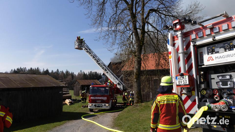 Eine Scheune stand in Pfaben in Flammen. Bild: Roland Wellenhoefer