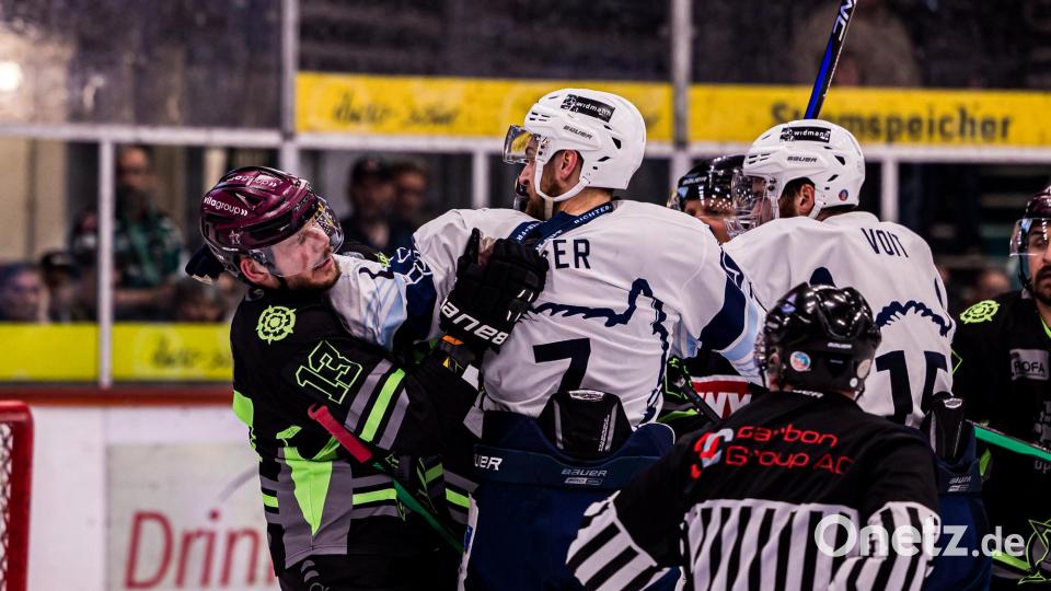 Szenen aus dem zweiten Play-off-Finale zwischen den Starbulls Rosenheim und den Blue Devils Weiden (weiße Trikots). Bild: Werner Moller