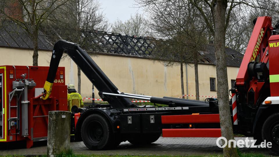Vorsorglich war auch ein Abrollbehälter Tank auf den Berg gebracht worden. Bild: Petra Hartl