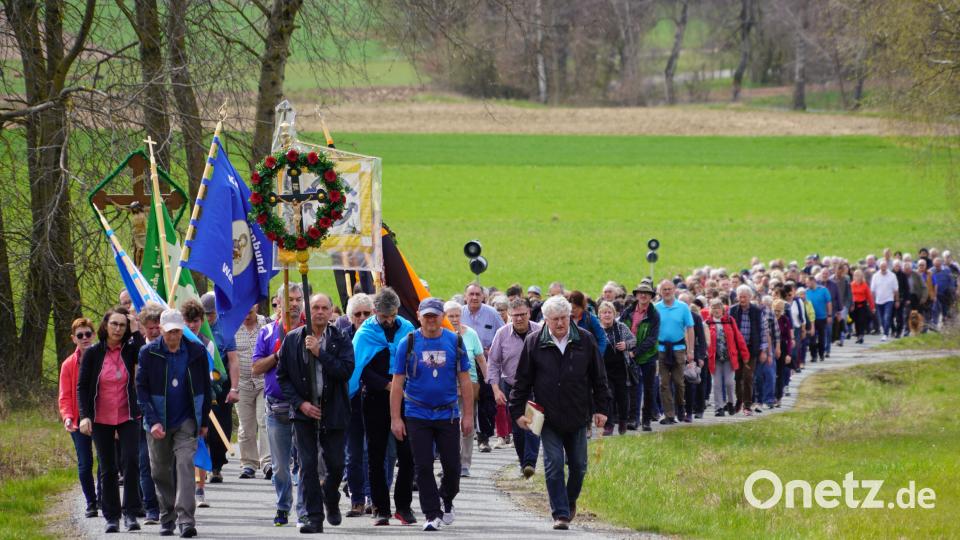 Friedenssternwallfahrt von Waldthurn zum Fahrenberg. Bild: fvo