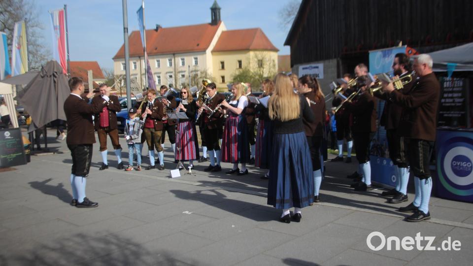 Die Neunburger Stadtkapelle begleitete den Auftakt der Schwarzachtalmesse mit einem Standkonzert. Bild: sns