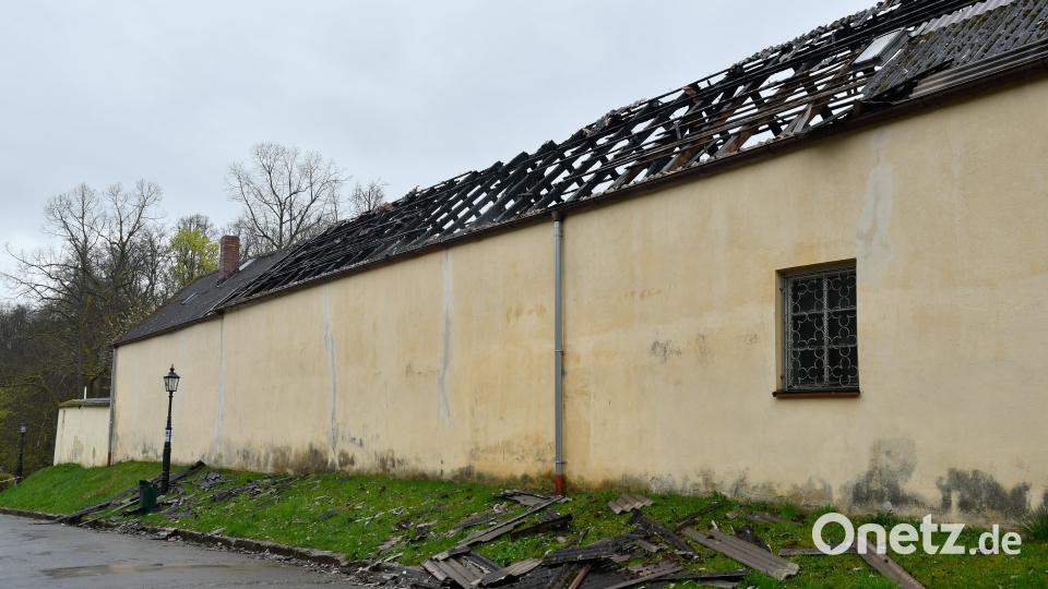 Die Feuerwehr verhinderte ein Übergreifen der Flammen auf den linken und rechten Teil des Gebäudes mit durchgehendem Dachstuhl. Bild: Petra Hartl
