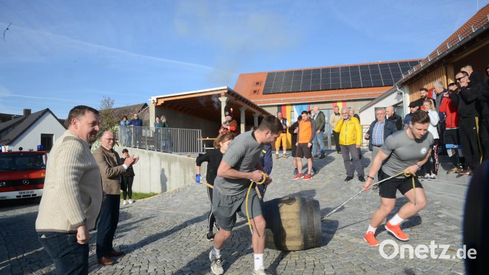 Nach dem Startzeicnen von Bürgermeister Markus Ludwig und dem Startschuss geht es ohne jegliche Verzögerung auf die Strecke. Bild: bey